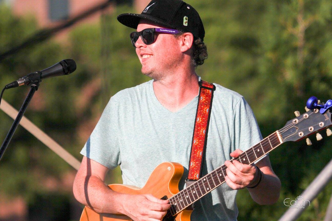 Man performing a concert with a guitar, enlarge image